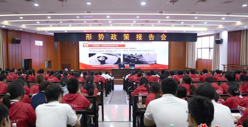 周振宇赴常德職業技術學院作形勢政策報告